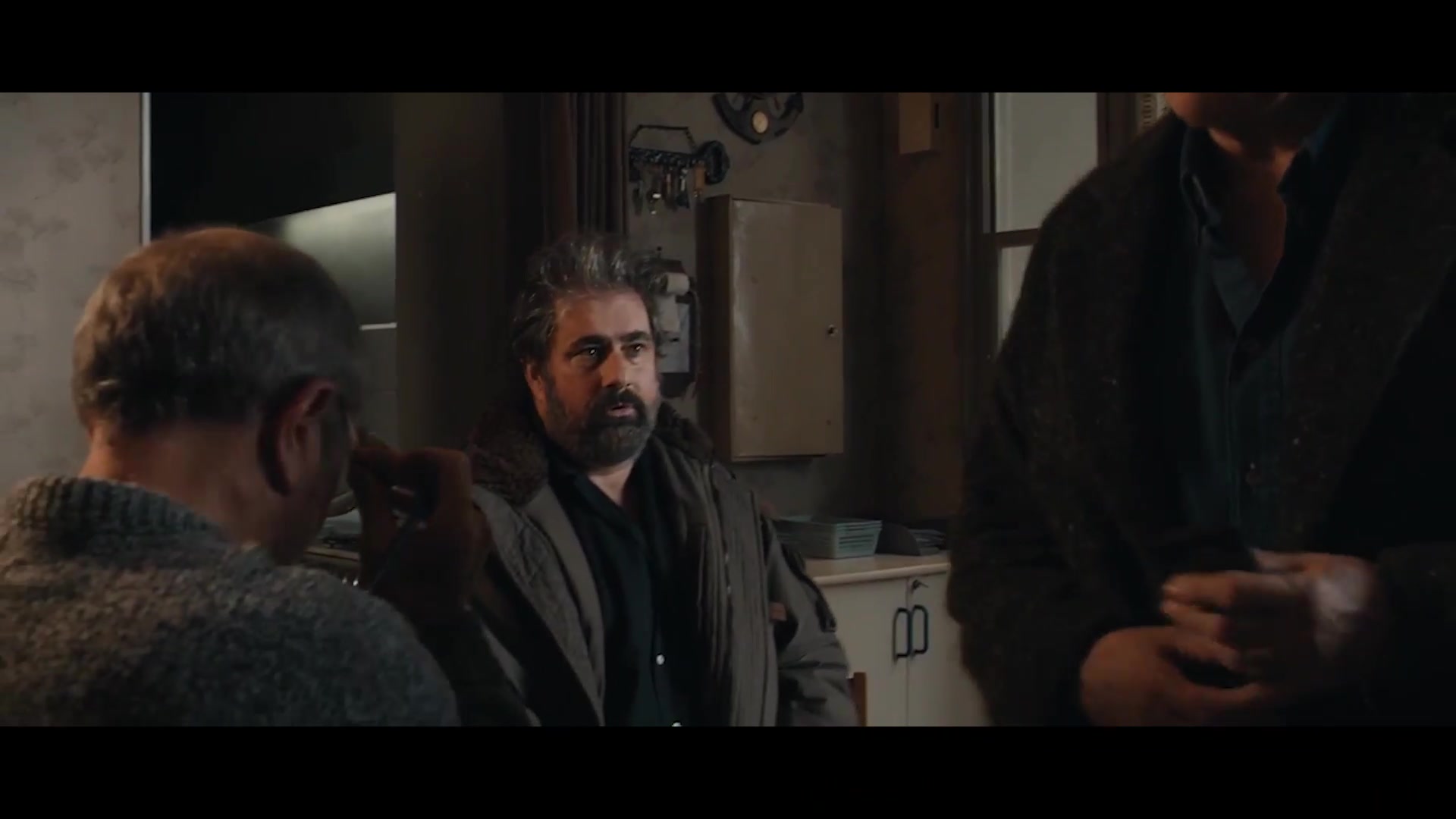 DANS LA COUR – Extrait